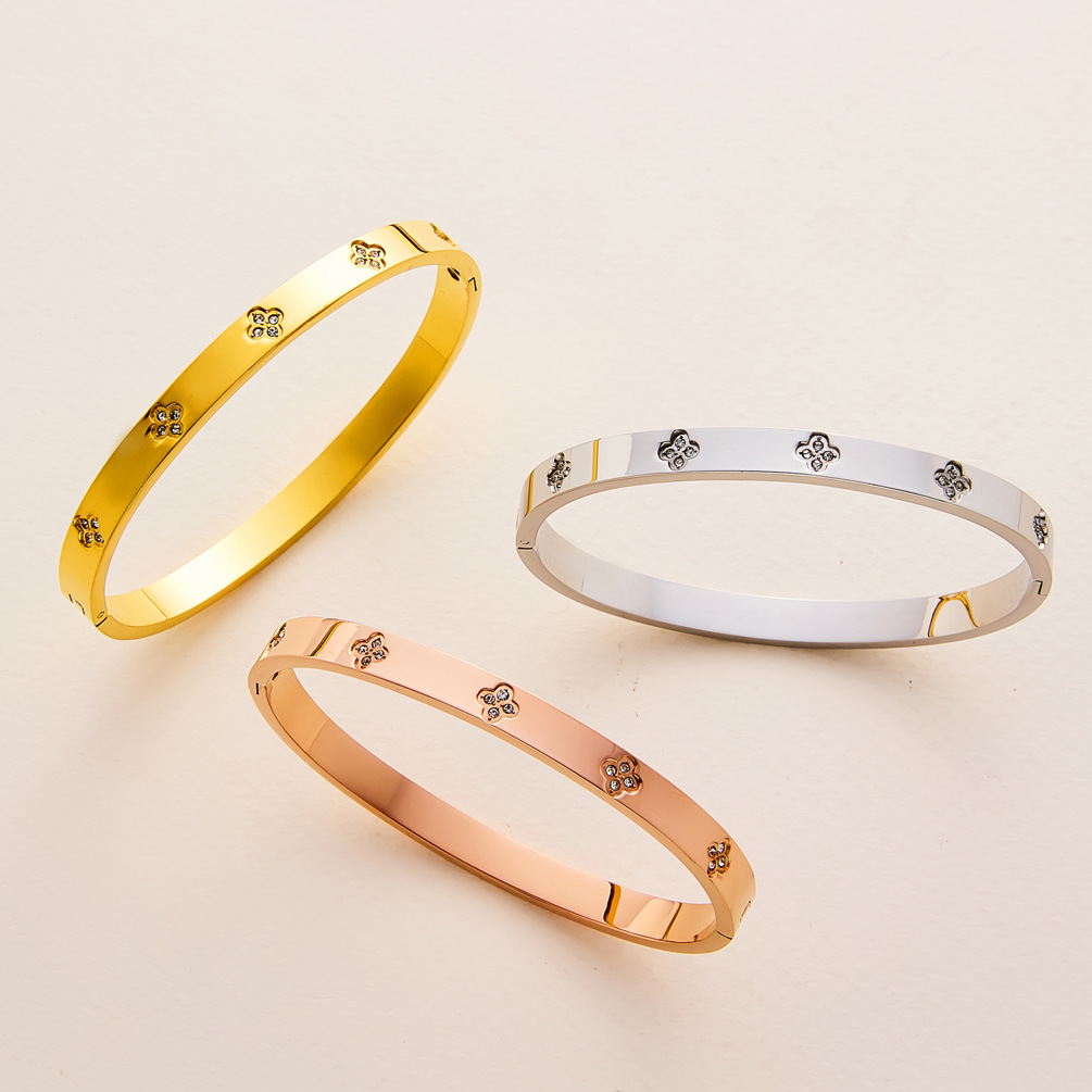 Moda europea y americana nueva pulsera de acero de titanio de diamantes CNC de cuatro hojas de diseño de alto nivel en nicho universal no se desvanece