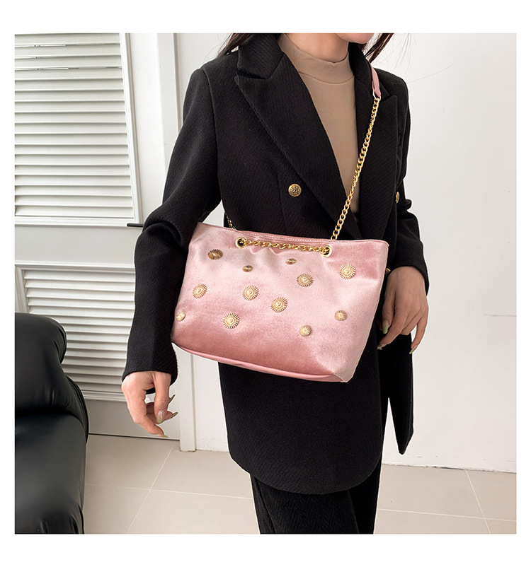 High-end and personalized hardware single-shoulder bag for women, new autumn 2024 collection, velvet chain handbag, stylish tote bag undefined