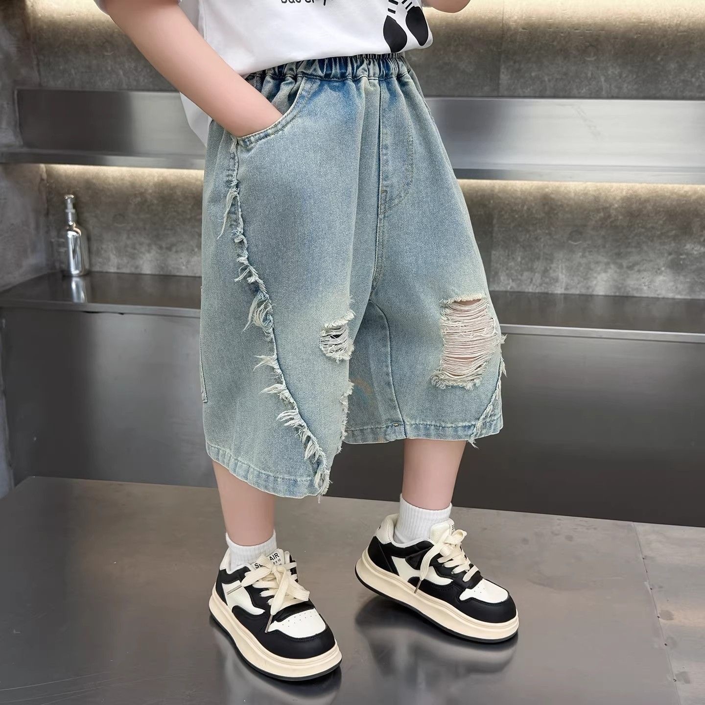 Boys' shorts, summer children's Korean style ripped jeans, 2026 new style, cool and stylish, summer seven-point pants
