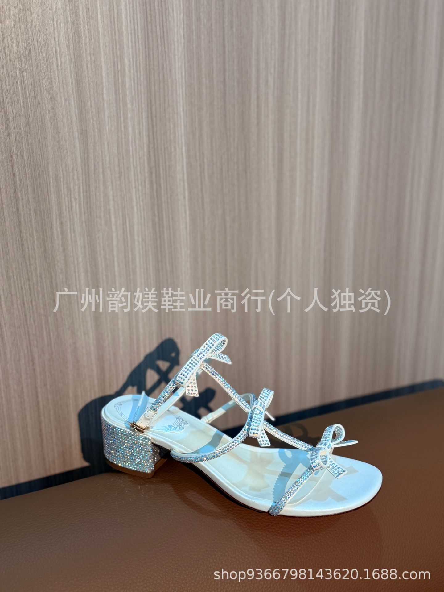 청키힐 리본 장식 화이트 샌들