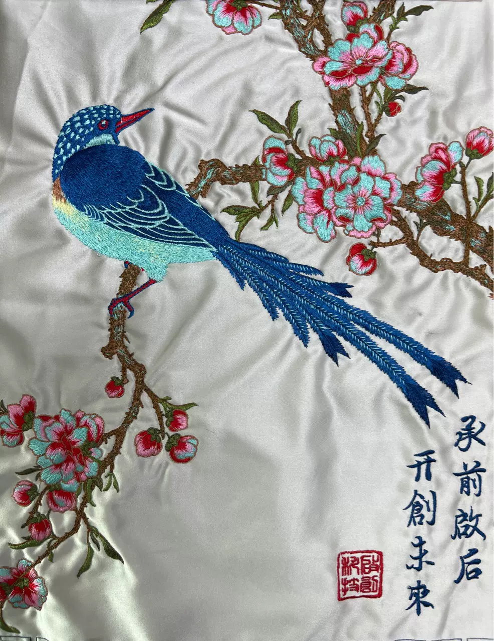 承接制衣、手袋、帽片、玩具、鞋片、微章等产品的电脑刺绣加工。