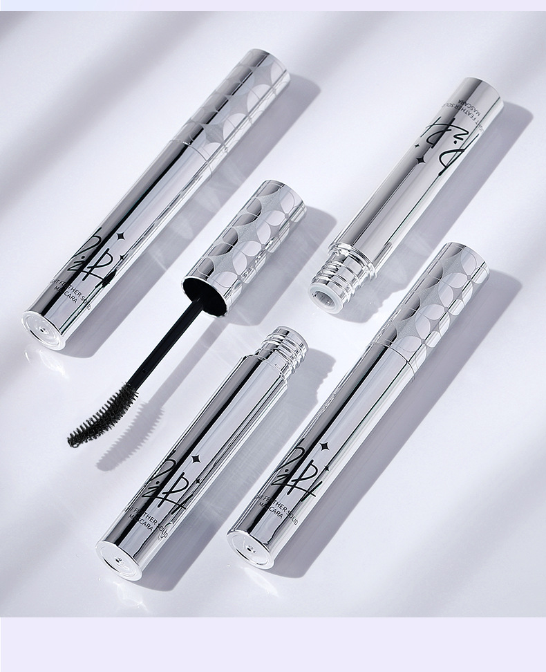 PIPL mascara is long, curly, and each lash is distinct. It is waterproof, sweat-proof, does not smudge, and does not smudge. It has black and brown borders undefined