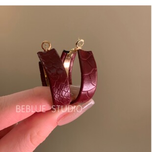 Qing Benjiaren ~ Retro Ancola Red Leather Hoop Earrings Women's Autumn and Winter Atmosphere Ear Stud Elegant Earrings