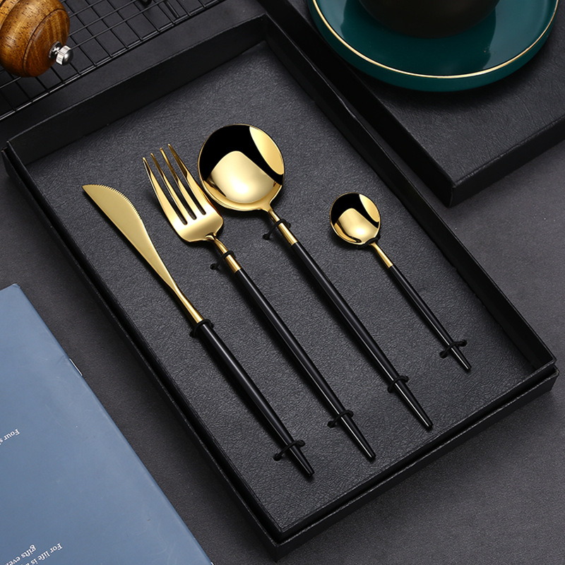 Portugisisk bestiksæt i rustfrit stål med guld finish_voghion.com