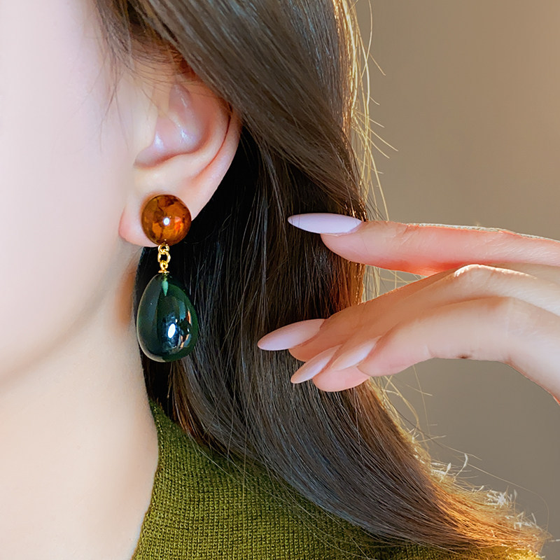 Color de contraste aretes de gota de agua redondas de color femenino sensación de lujo ligero pernos de aretes únicos 2026 nuevos aretes de aretes
