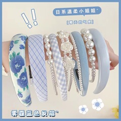 水色のカチューシャはフランス式で甘美で、高い頭蓋骨の穴の頂の広い辺の小さい清新な髪で真珠のカチューシャを縛ります。