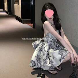 感吊带连衣裙女夏2024新款收腰a字显瘦蝴蝶结露背短裙小个子