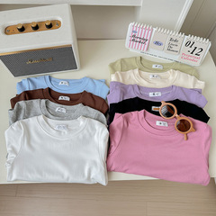 子供の白い長袖のゆったりしたtシャツの外に春と秋の男女の子供のかわいい底のシャツの上着のマスクのtシャツを着ます。