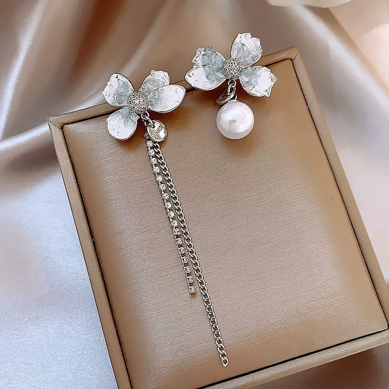 Asymmetrical retro earrings, flowered, high-quality style