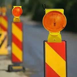 道钉;交通警示灯;路障