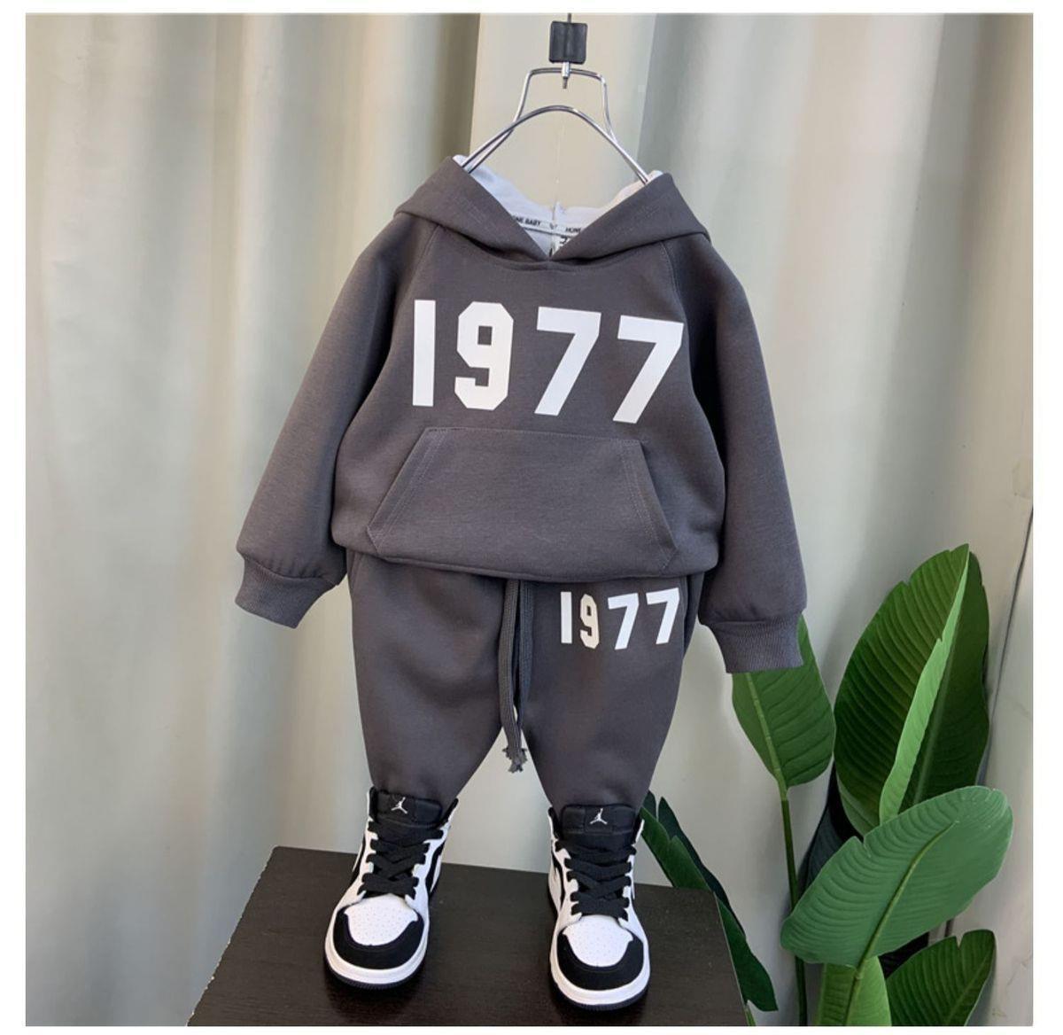 Koreanische Ausgabe für Kinder, hübsches, modisches, bequemes Kapuzenpullover-Set für Frühling und Herbst 2023, neue Mode von 1977_voghion.com