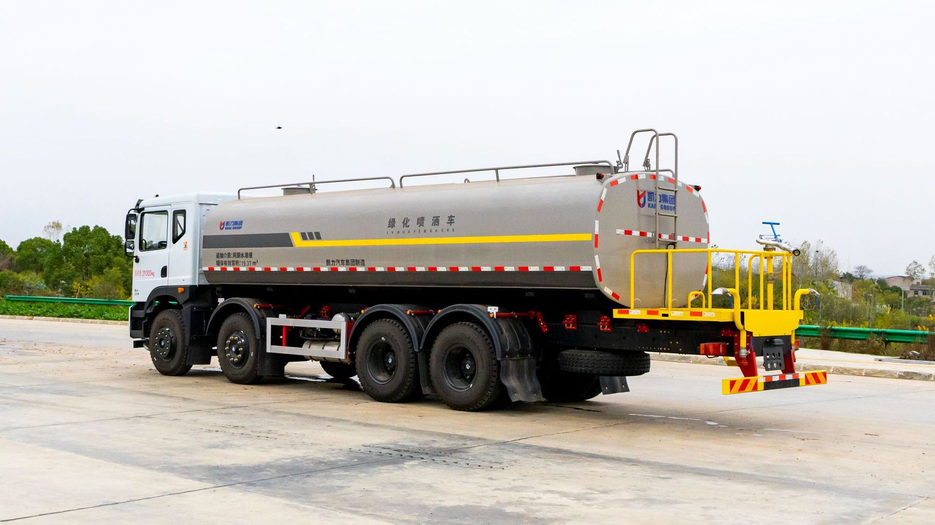 25 Square Dongfeng Huashen Sprinkler Truck, Transport Water, Road Sprinkling, Landscaping Spraying Truck