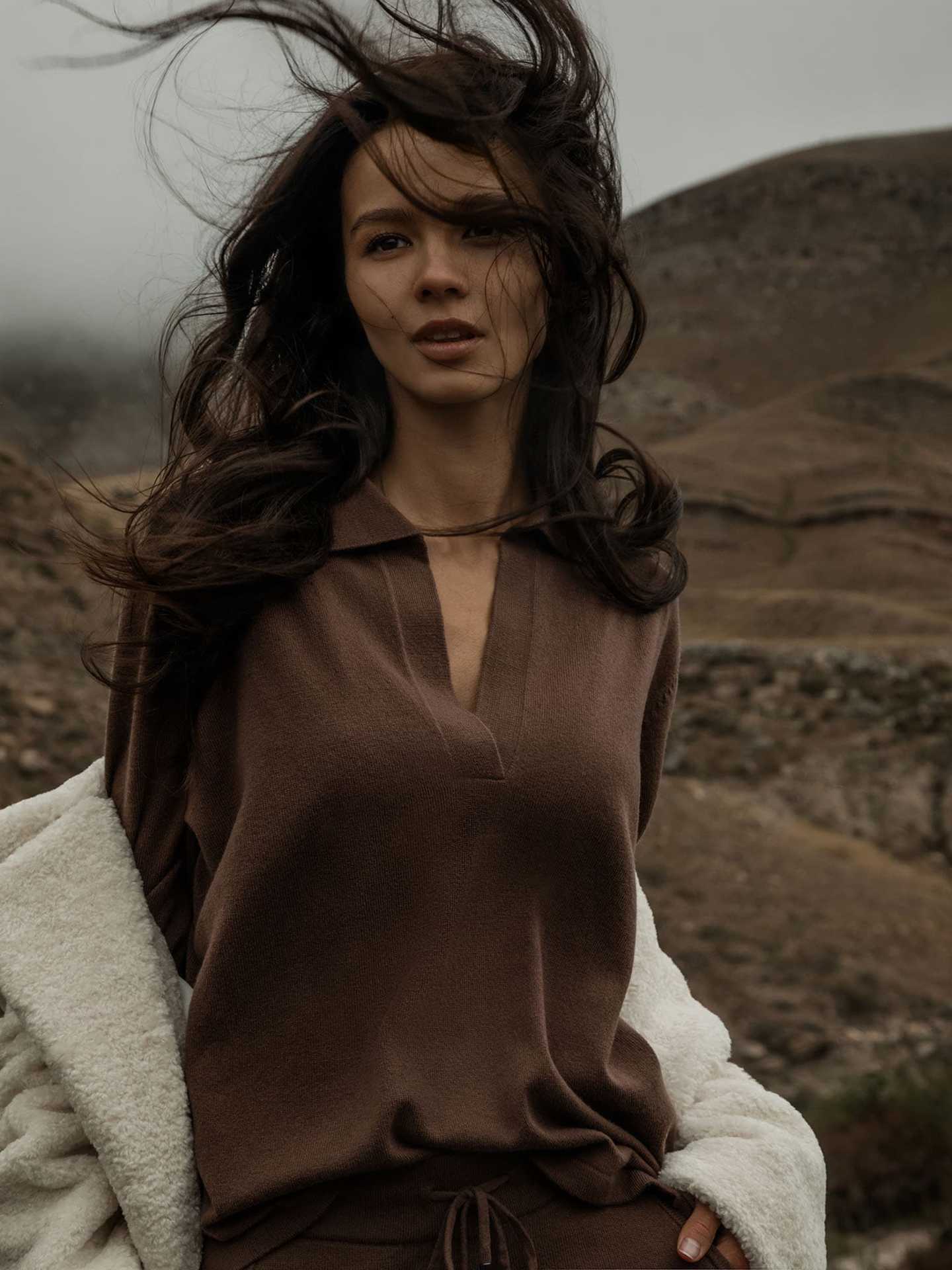 Suéter de cuello polo estilo europeo y americano, otoño-invierno 2025, suéter casual versátil de punto con cuello vuelto para mujer, disponible en Amazon. image 4