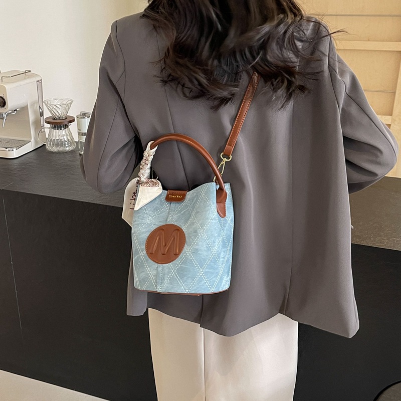 Bolso de mano popular de este año, dama, primavera y verano, 2026 nuevo bolso de cubo de vaquín universal, nicho de textura, mochila