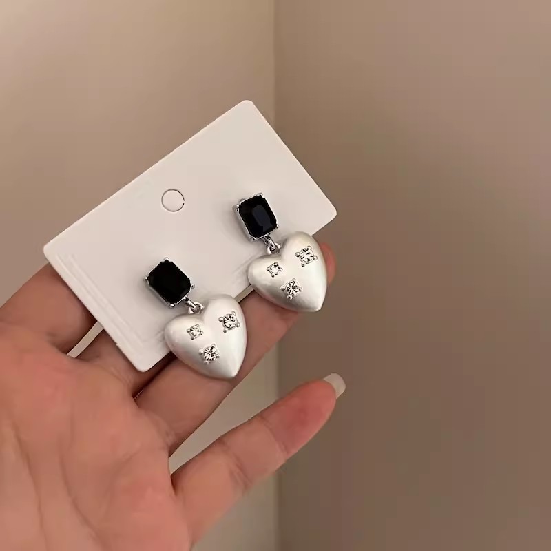 Retro matte design universal earrings, European style, light luxury style, simple and elegant design, high-quality style