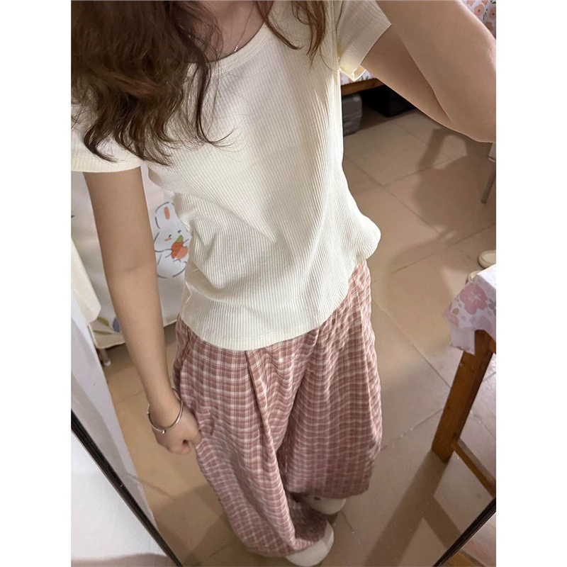 Корейский простой повседневный спортивный костюм для женщин летом, облегающий белый комплект из двух предметов с короткими рукавами и широкими брюками в клетку