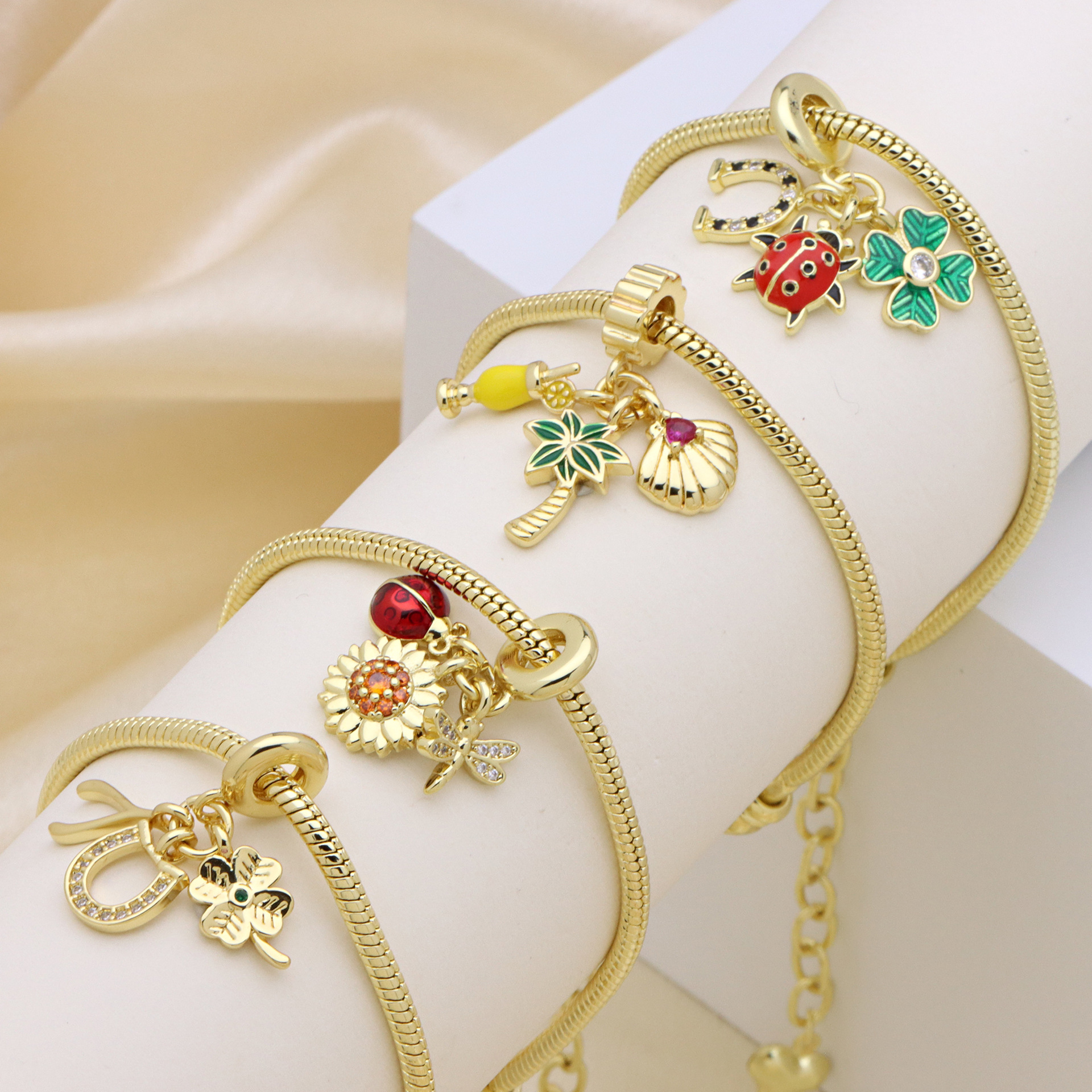 Bracelet pendentif motif libellule coccinelle et fleur en cuivre_voghion.com