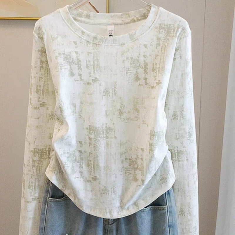 デザイン感のしわが長袖のtシャツを染めています。女性は2025秋の大きいサイズで、痩せています。|undefined