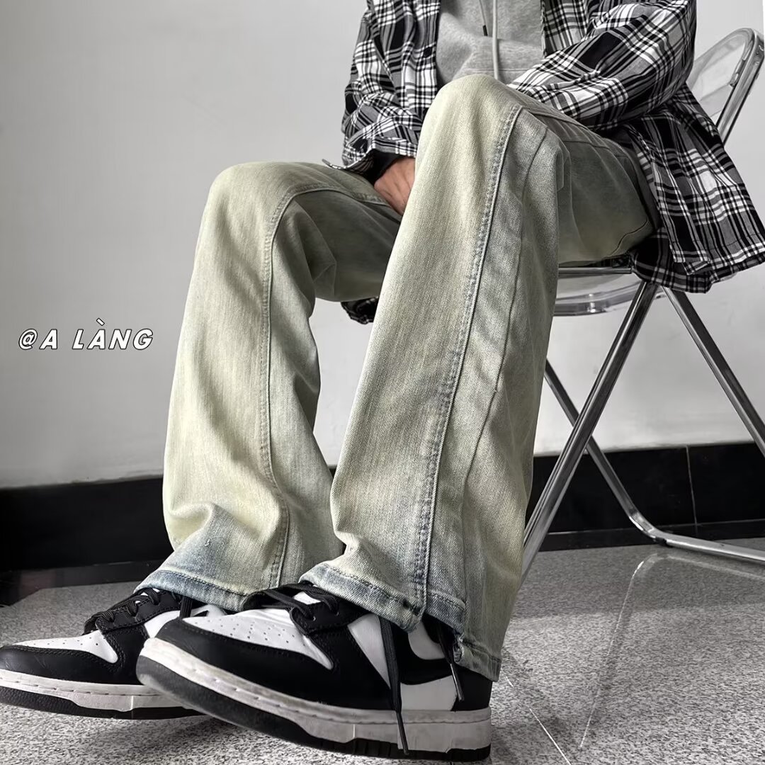 Primavera y verano lavados y desgastados pantalones vaqueros delgados de barro amarillo, pies pequeños de moda para hombres, pantalones de calle americanos 2024