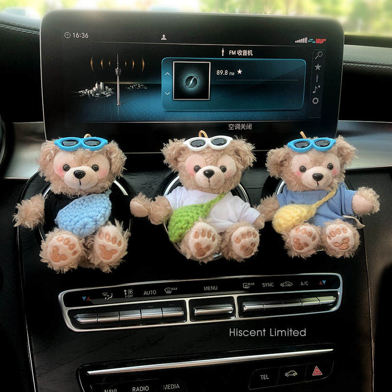 2025 nuevo coche muñeca oso de felpa Tamiflu coche aromaterapia de salida de aire decoración interior accesorios de coche decoración mujer
