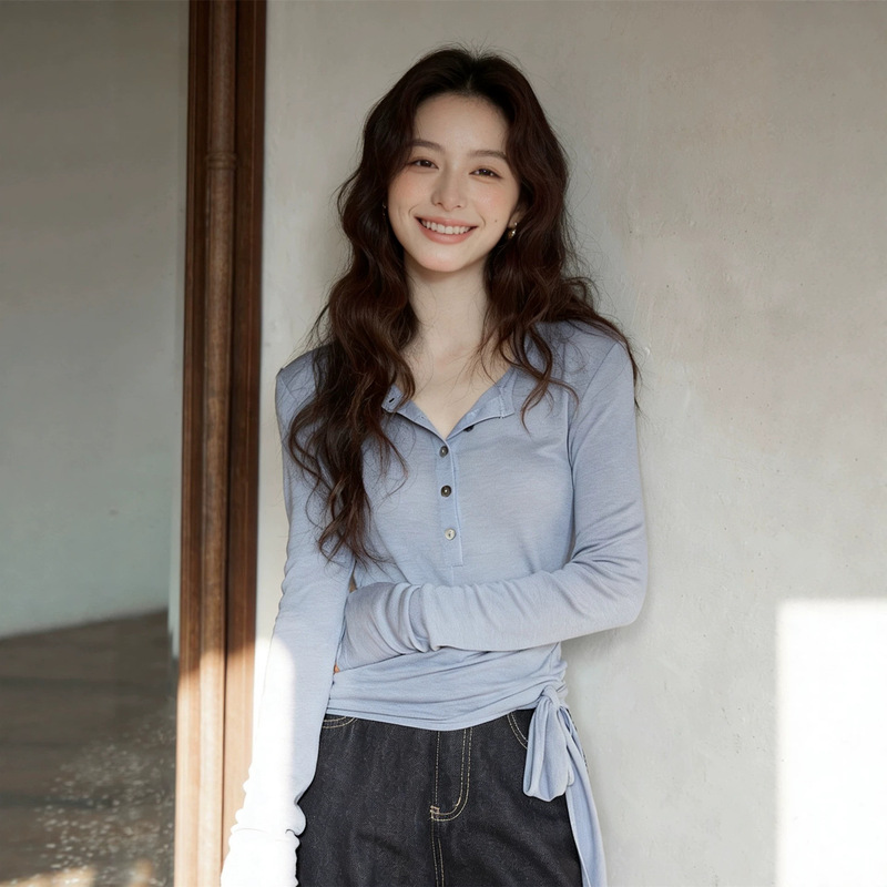Korean-style, super stylish light blue tie-front top for women, 2026 spring/autumn new collection, long-sleeved T-shirt with a unique and niche design