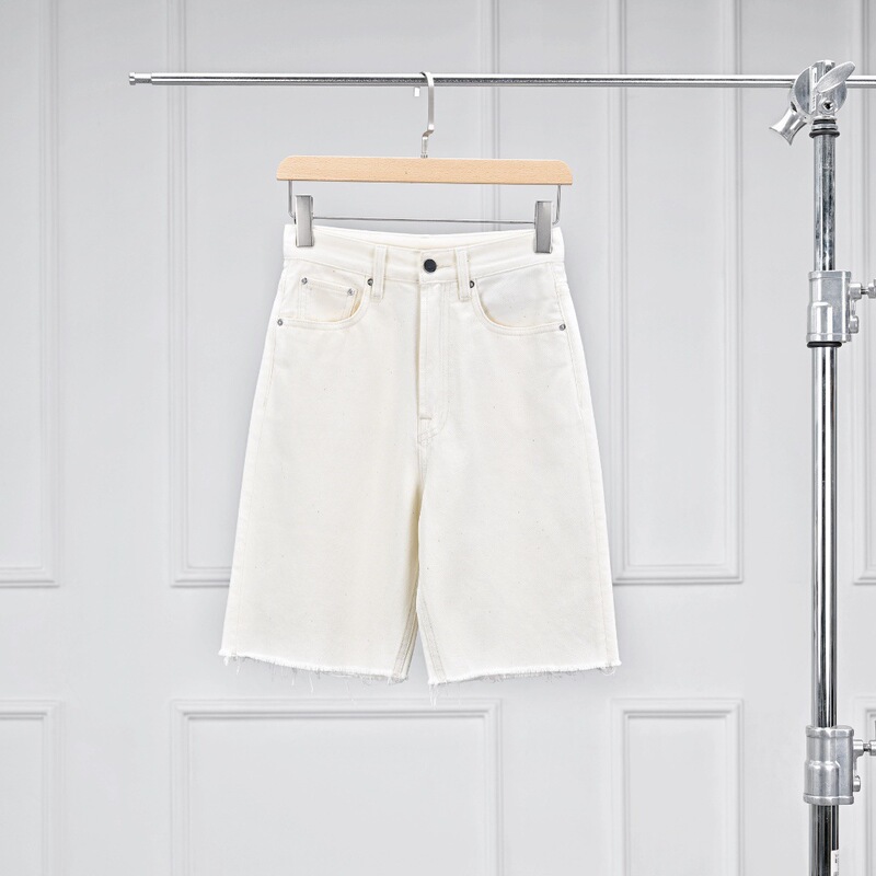 Warren Hailong |   Glamorous Fashionable Avant-Garde Versatile Wardrobe White Straight-Leg Shorts Bermuda Jeans for Women