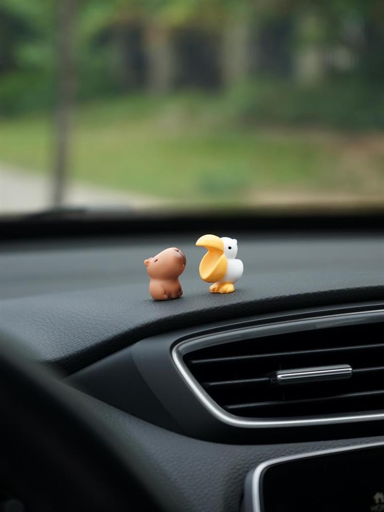 Während der Arbeitszeit ist es verboten, Kollegen zu essen. Dekorative Kleine Auto-Ornamente, Mini Niedliche Weibliche Pelikan- und Capybara-Figuren – Detail 8