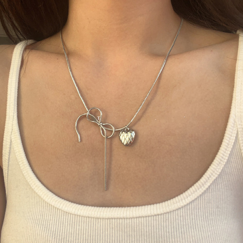 Design stylish silver butterfly knot lock chain, versatile, individual temperament, sweet and cool, fashionable necklace, heart lock chain