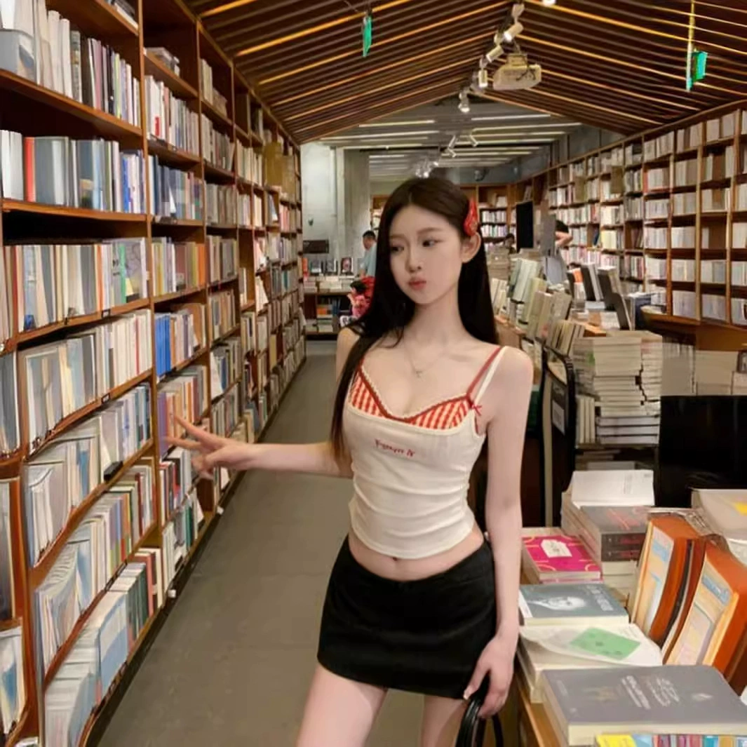 Чистая горячая девушка сексуальный костюм женский летний 2024 новый внешний буквенный жилет с полосатыми подтяжками поддельные две части