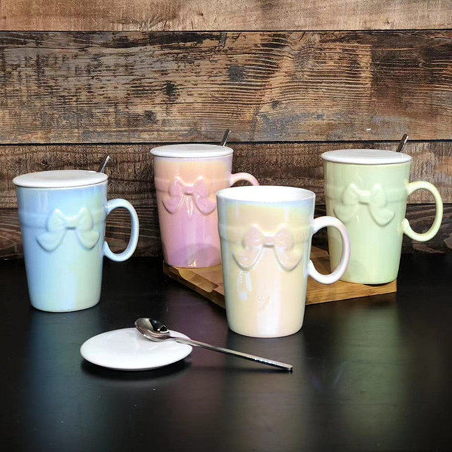 Luz y lujo brillante relieve arco taza con cubierta cuchara taza de cerámica