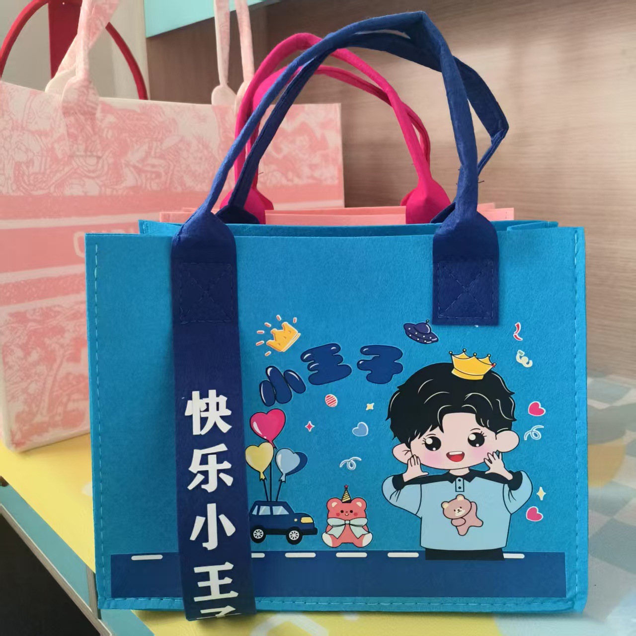 新款满月伴手礼卡通百搭毛毡手提袋印花时尚公主王子生日礼品袋