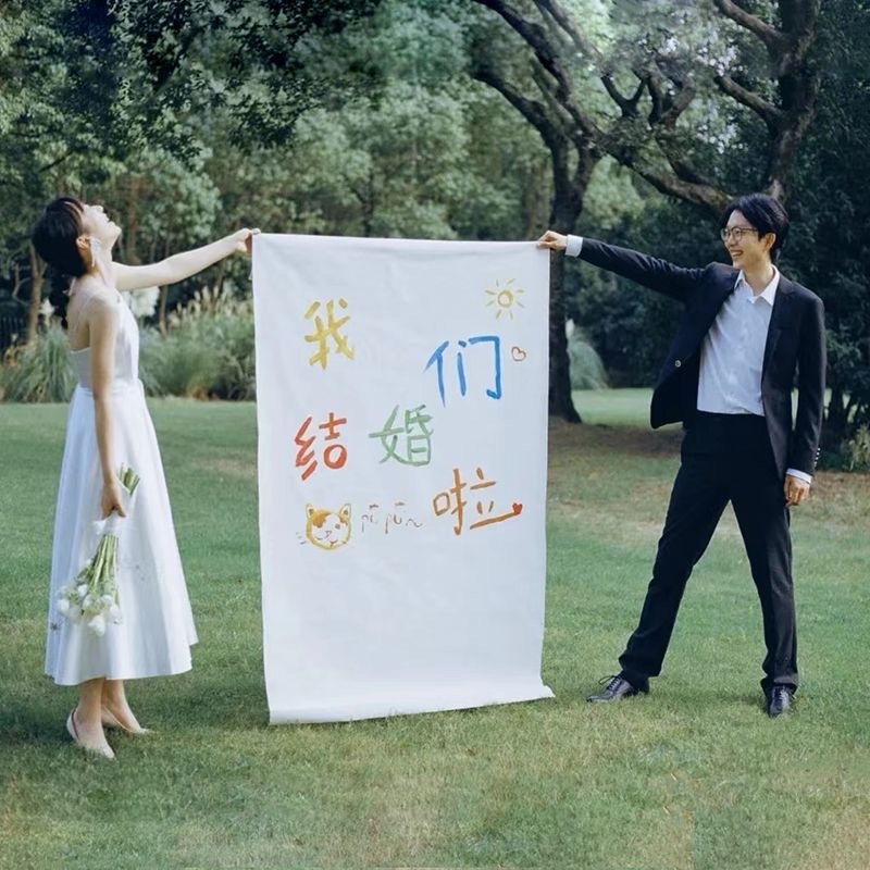 商業室の屋外芝生の結婚式は装飾遊園会の落書きの壁のドーパミンの結婚の婚約の赤い本を配置します。|undefined