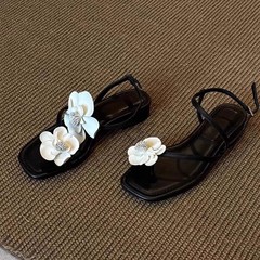 羊の皮の版 ~ フランスの花の1字はサンダルの女性の春夏の新型のアンドロメダの風の柔らかい皮の砂浜の露指のサンダルを持ちます。