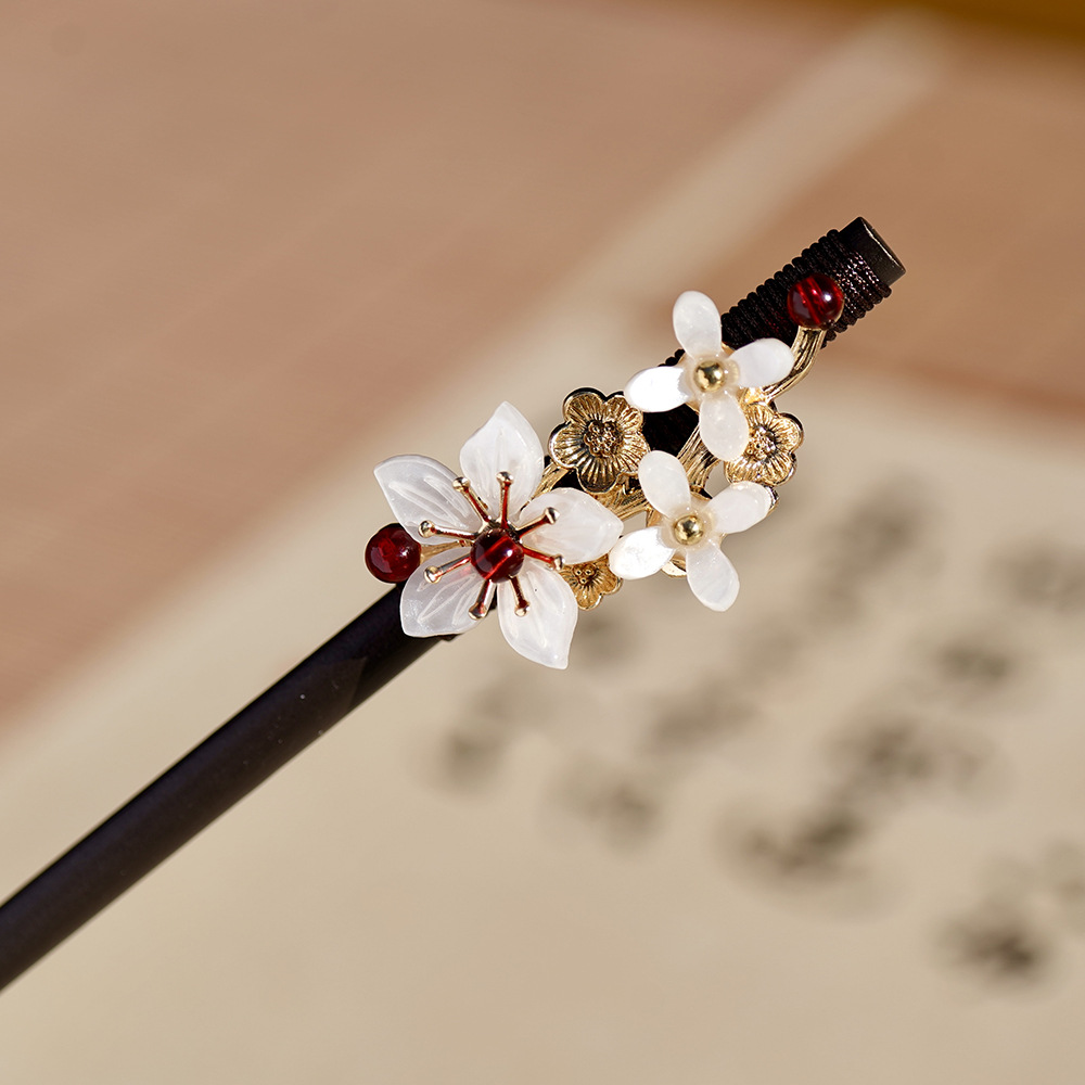 古典的な優雅なヘアピンの時代の髪飾り漢服のチャイナドレスの頭飾り江南ヘアピンの木のステップは花嫁の結婚ヘアピンを揺さぶっています。