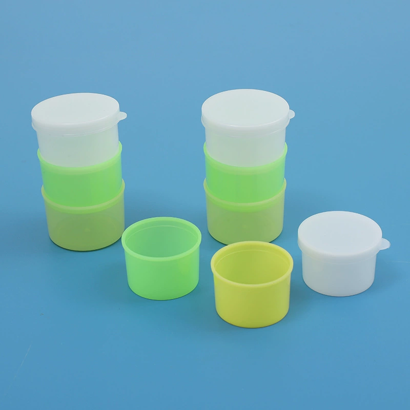 Производители поставляют одноразовую трехцветную чашку с крышкой в утреннюю, среднюю и вечернюю пластиковую маленькую чашку с лекарством для упаковки таблеток