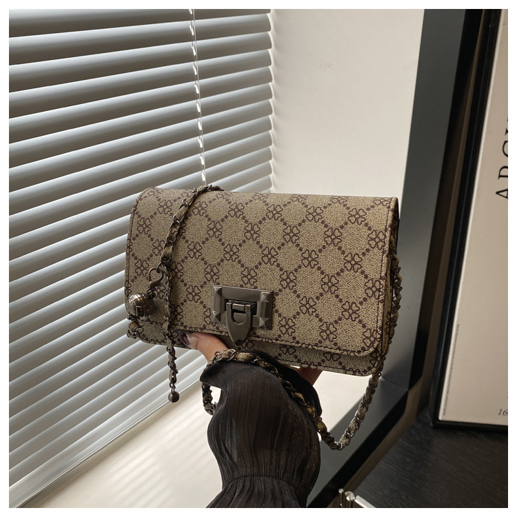 Cross-border women's bag 2024 New leopard print underarm bag, Korean style fashionable and trendy chain single-shoulder bag, riveted crossbody bag undefined