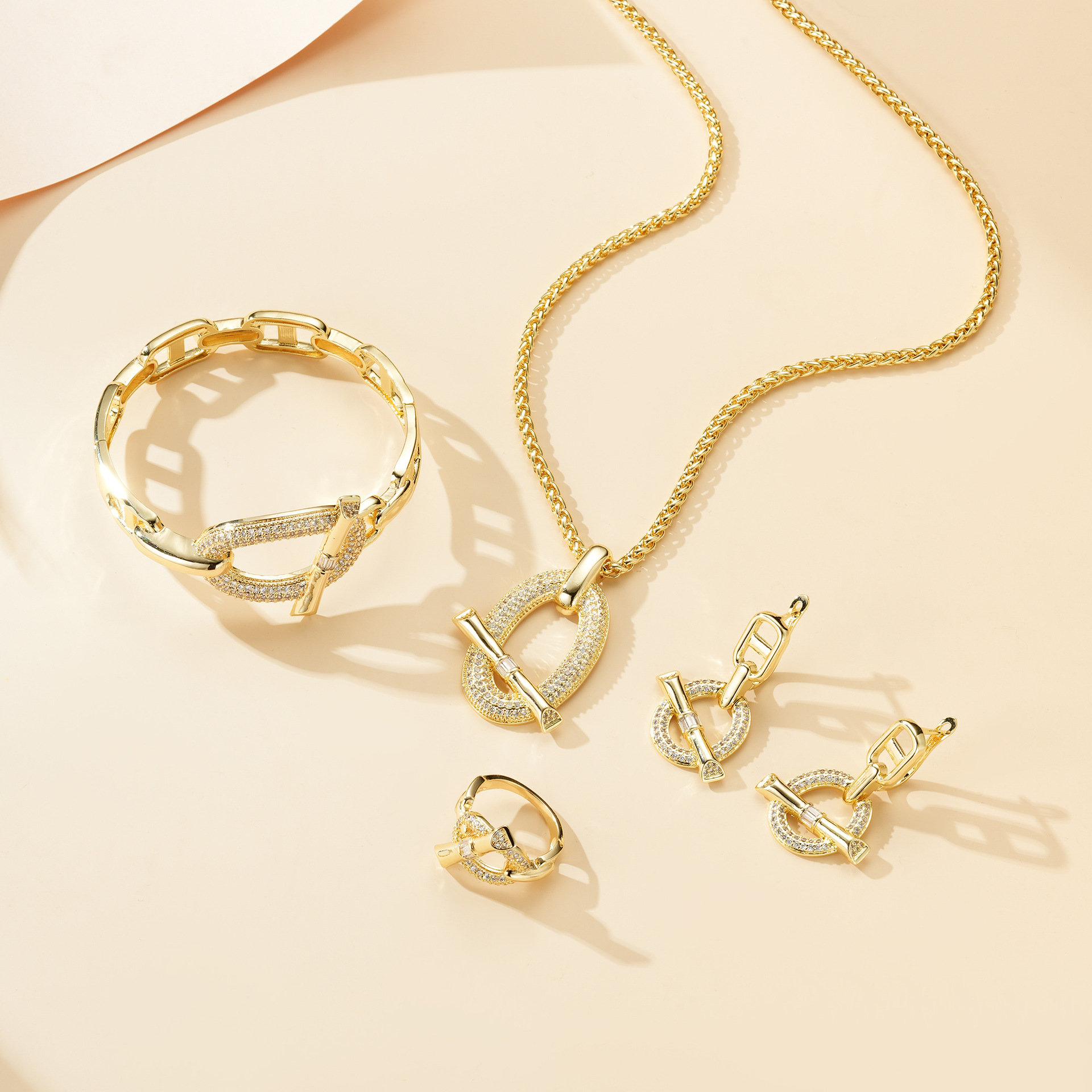 Europa y los Estados Unidos lujosos ins viento conjunto de joyería anillo brazalete collar bronce de bronce joyería de moda de alta gama cuatro piezas conjunto de mujeres