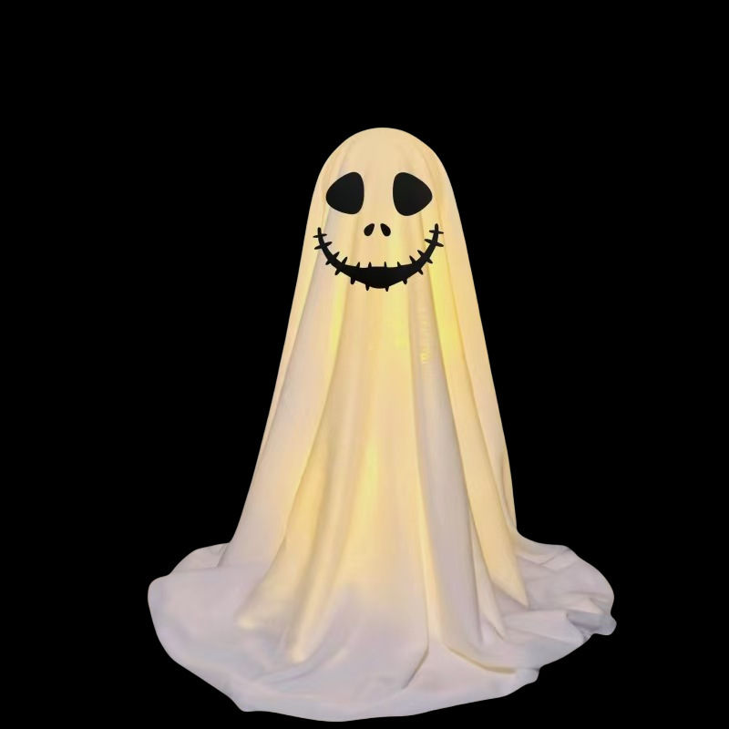 国境を越えたハロウィーンの幽霊テーブルがかわいいテーブルを並べて人形を飾るプラスチックの雰囲気テーブルが店のバーに飾られている|undefined