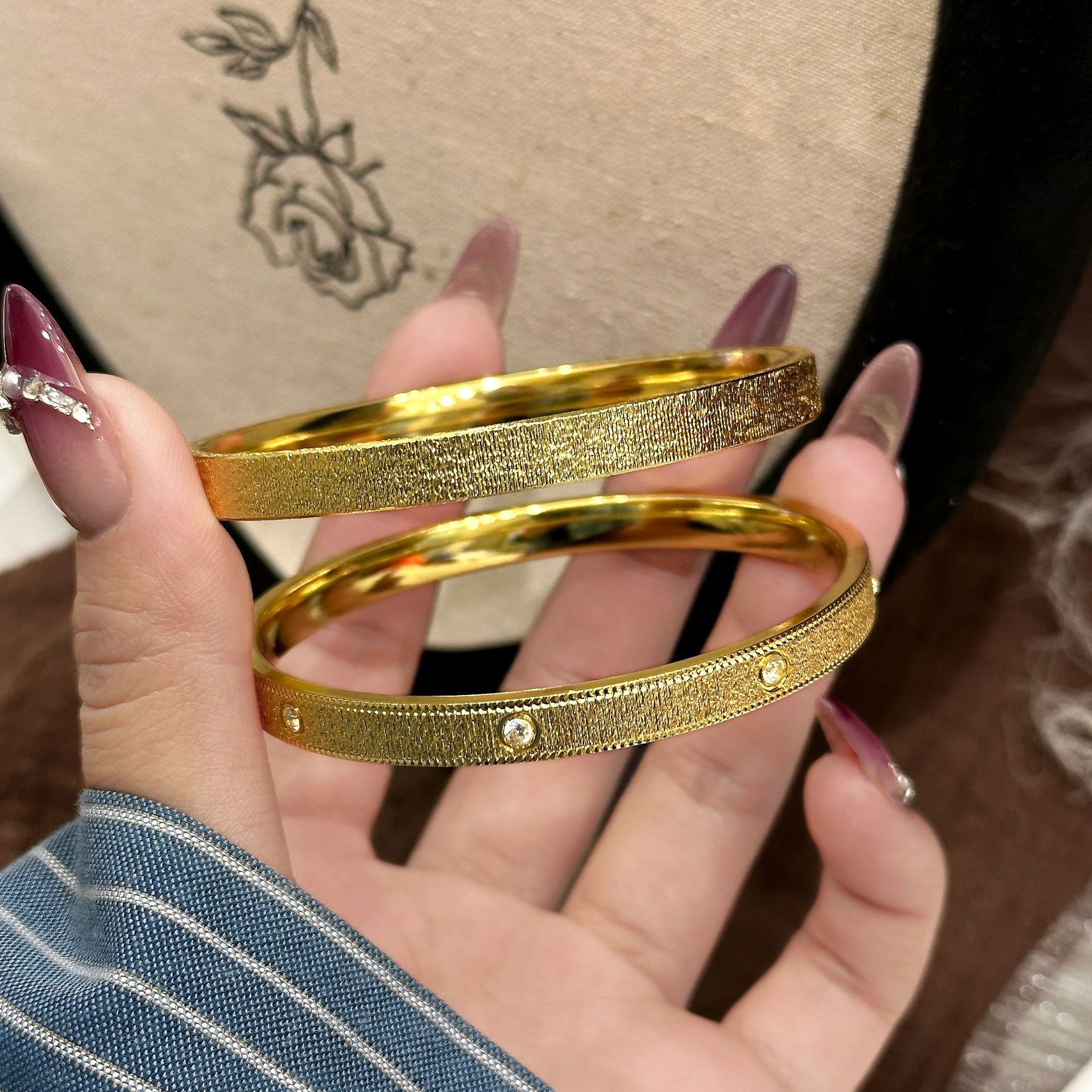 2025 nueva venta caliente de tecnología CNC pulsera de dibujo de alambre para mujeres diseño minimalista pulsera dorada de alta calidad para mujeres al por mayor