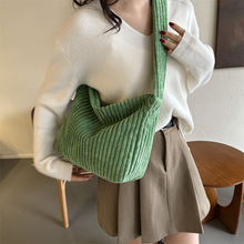 2024新款灯芯绒斜挎包女韩国学生帆布包大容量文艺简约条绒手提包