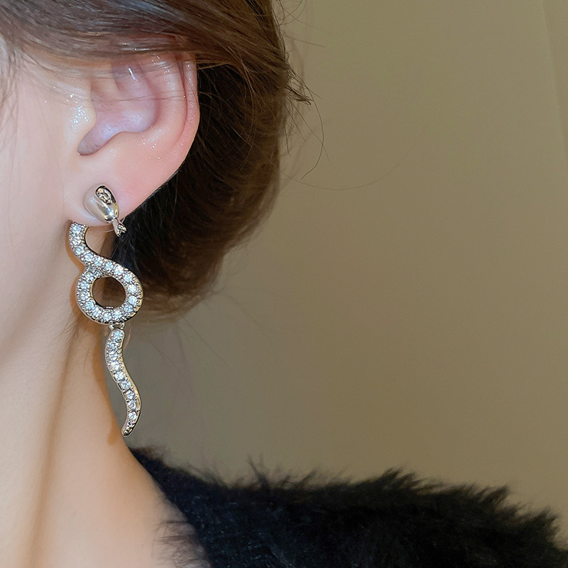 Boucles d'oreilles à tige en serpentine torsadée sertie de diamants pour la personnalité et le design des femmes_voghion.com