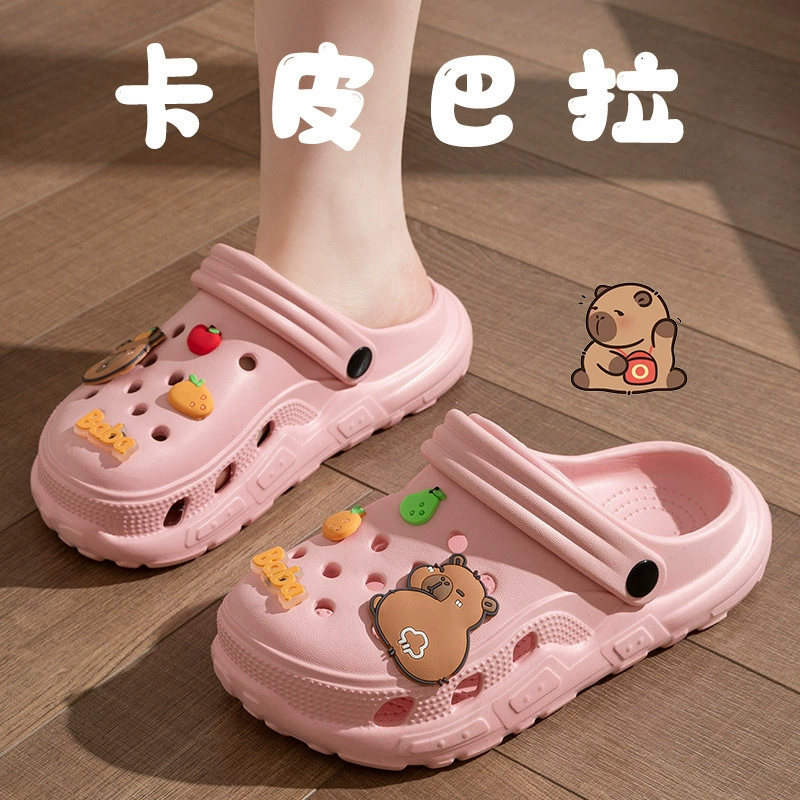 Новые мужские и женские модели носят нескользящие удобные холодные тапочки на улице