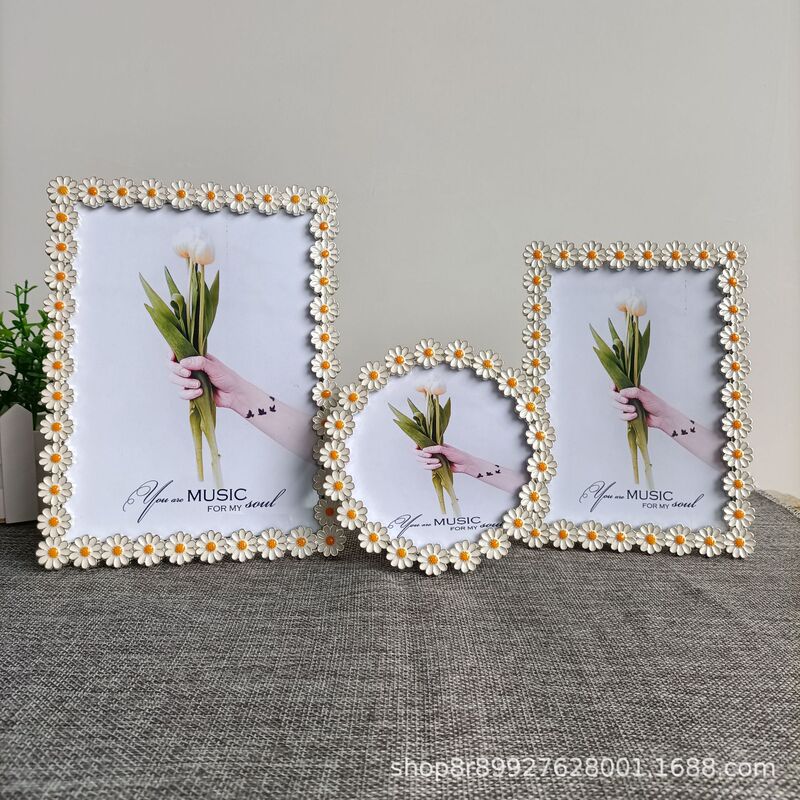 Factory Source simple pastoral metal photo frame, light and high hardness family decoration embellishment