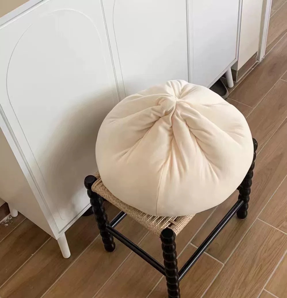 Ins風上海ニトリは同じバナナのぬいぐるみが枕を抱いています。