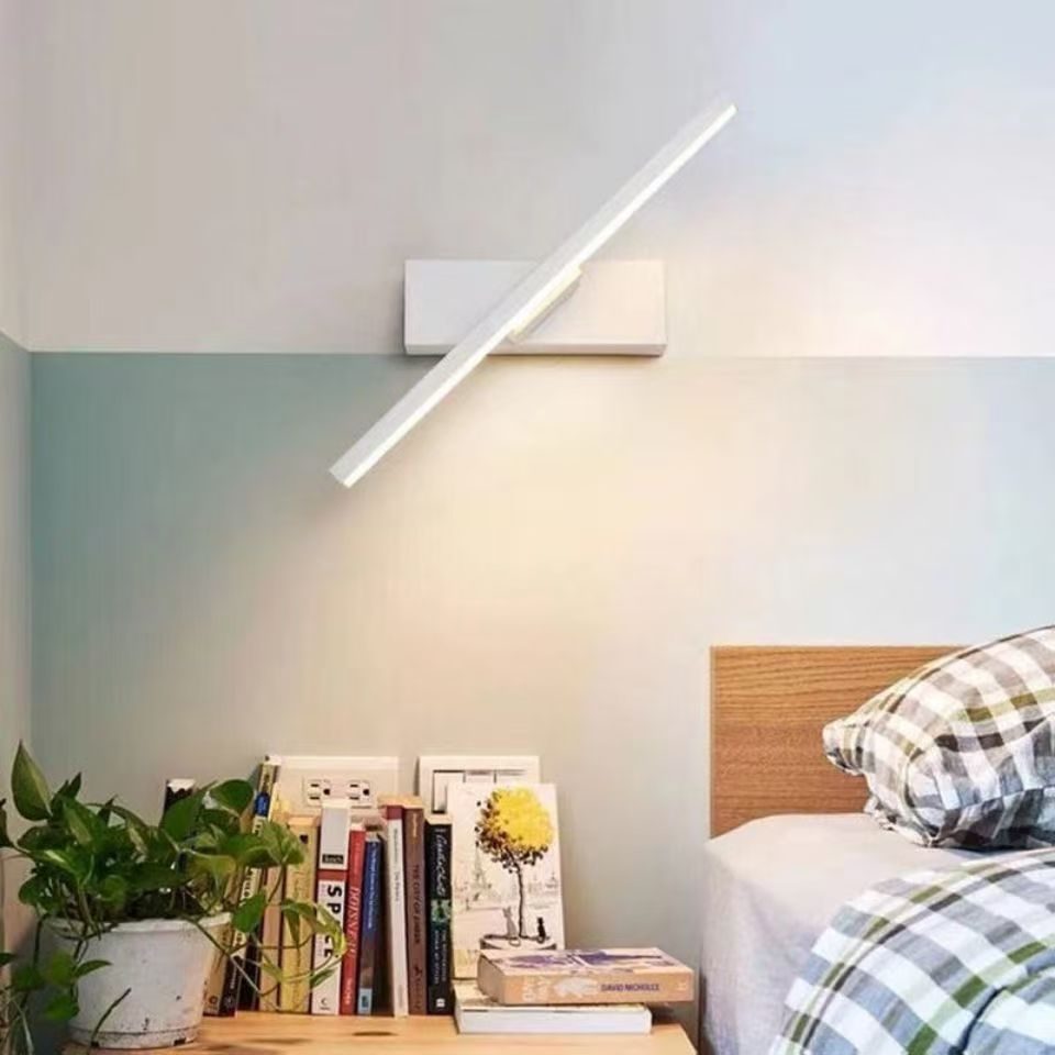 La lámpara de pared de la cabecera de la cama del dormitorio se puede girar en un ángulo ajustable. Iluminación LED para interiores. Lámpara de pared de tira de personalidad minimalista. Dormitorio principal
