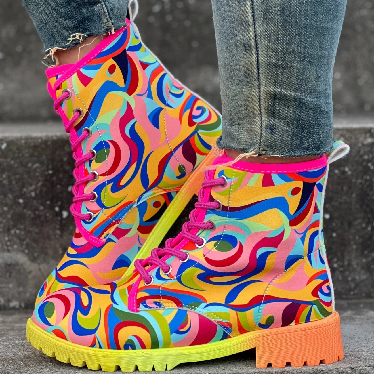 Готовые к продаже оптом женские ботинки больших размеров с граффити, осенняя новинка, популярный стиль на Amazon, короткие ботинки на шнуровке.
