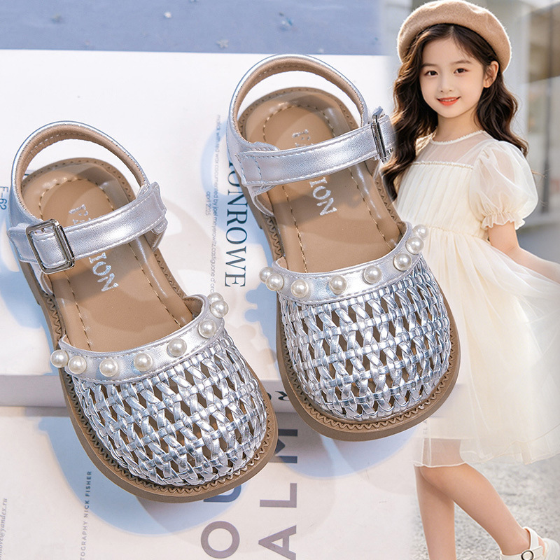 Niñas sandalias de moda versátiles 2026 verano nuevos niños huecos zapatos de princesa zapatillas de tejer para niños grandes