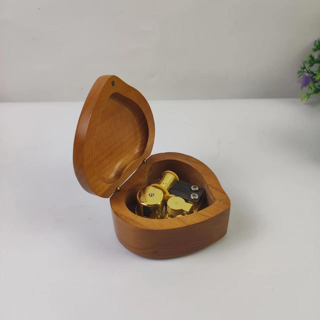 Xinshuofan retro reloj en forma de corazón caja de música de madera caja de música Sky City cañón regalo creativo regalo