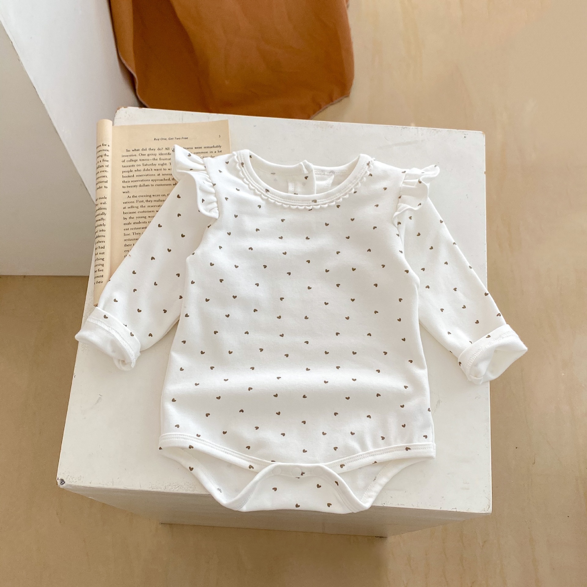 2024 Frühling 0-3 Jahre alte weibliche Baby gedruckt kleine fliegende lange Ärmel Ha Taschen Hintern Overall Crawler Kleidung_voghion.com