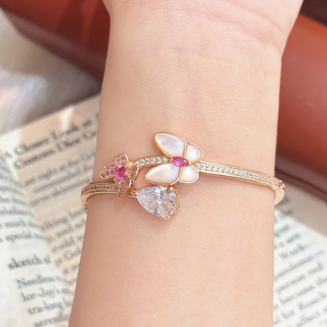 Pequeño libro rojo nuevo pulsera de mariposa de diamante dulce, nicho de moda lujoso ligero pulsera de gota de agua de alta calidad